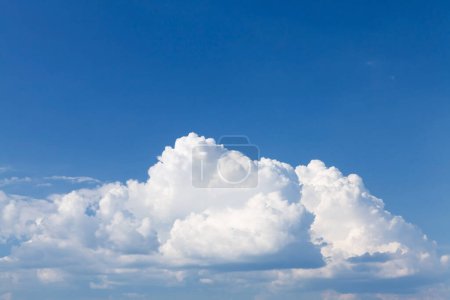Téléchargez les photos : Ciel ensoleillé avec nuages et espace de copie - en image libre de droit