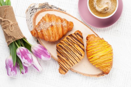Téléchargez les photos : Divers croissants et café sur planche de bois et bouquet de tulipes. Petit déjeuner français. Vue du dessus plat lay - en image libre de droit