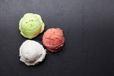 Foto de Varios helados. Fresa, pistacho y helado de vainilla. Piso con espacio de copia - Imagen libre de derechos