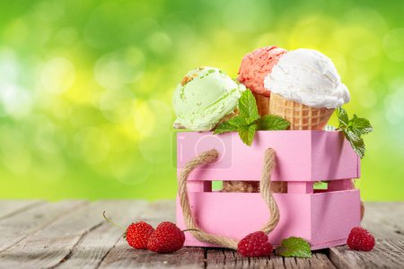 Foto de Varios helados en conos de gofre. Fresa, pistacho y helado de vainilla. Con espacio de copia - Imagen libre de derechos