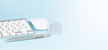 Foto de Teclado PC, ratón y pluma sobre fondo azul con espacio de copia - Imagen libre de derechos