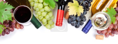 Foto de Vino y uvas. Aislado sobre fondo blanco. Puesta plana - Imagen libre de derechos