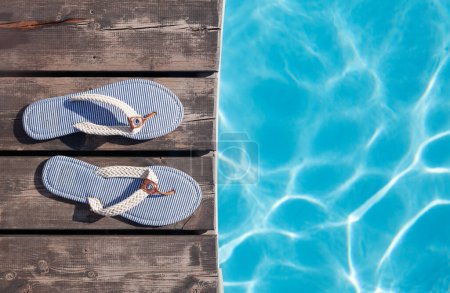 Téléchargez les photos : Tongs près de la piscine. Vacances d'été. Pose plate - en image libre de droit