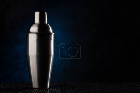 Téléchargez les photos : Cocktail shaker sur fond sombre avec espace de copie - en image libre de droit