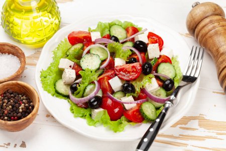 Téléchargez les photos : Salade grecque classique avec légumes frais de jardin. Vue du dessus - en image libre de droit