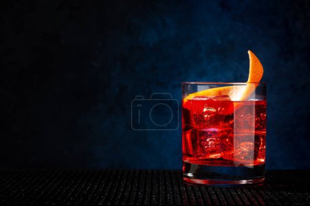 Téléchargez les photos : Cocktail Negroni sur fond sombre avec espace de copie - en image libre de droit