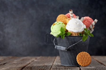 Foto de Varios helados en conos de gofre. Fresa, pistacho y helado de vainilla con espacio para copiar - Imagen libre de derechos
