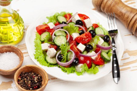 Foto de Ensalada griega clásica con verduras frescas de jardín - Imagen libre de derechos