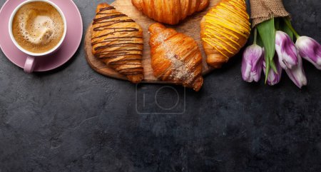Téléchargez les photos : Divers croissants et café sur planche de bois et bouquet de tulipes. Petit déjeuner français. Vue du dessus plat avec espace de copie - en image libre de droit