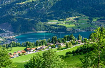 Foto de Vista panorámica del lago, el campo, los verdes prados alpinos y las montañas de los Alpes en Suiza - Imagen libre de derechos