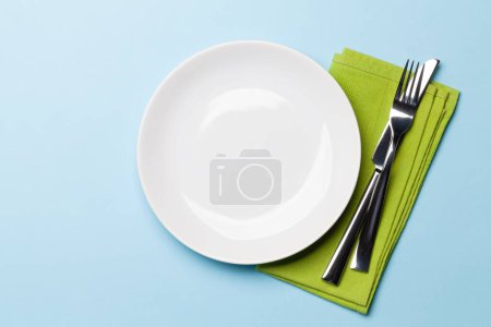 Téléchargez les photos : Assiette vide et argenterie. Vue de dessus plat couché avec espace de copie. Modèle ou maquette pour votre repas - en image libre de droit