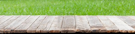 Foto de Mesa de madera con espacio de copia para su producto y bokeh verde soleado. Plantilla exterior - Imagen libre de derechos