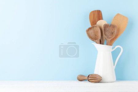 Foto de Utensilios de cocina en la mesa de cocina. Con espacio de copia - Imagen libre de derechos