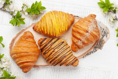 Téléchargez les photos : Divers croissants sur planche de bois. Petit déjeuner français. Vue du dessus plat lay - en image libre de droit
