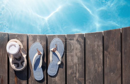 Téléchargez les photos : Tongs et café près de la piscine. Vacances d'été. Pose plate - en image libre de droit