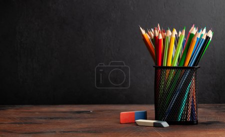 Téléchargez les photos : Crayons colorés et tableau noir pour l'espace de copie. Modèle d'école et d'éducation - en image libre de droit