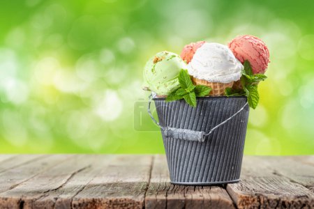 Foto de Varios helados en conos de gofre. Helado de fresa, pistacho y vainilla - Imagen libre de derechos