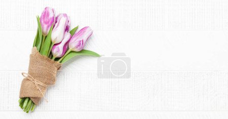 Foto de Colorido ramo de tulipanes en mesa de madera. Piso con espacio de copia - Imagen libre de derechos