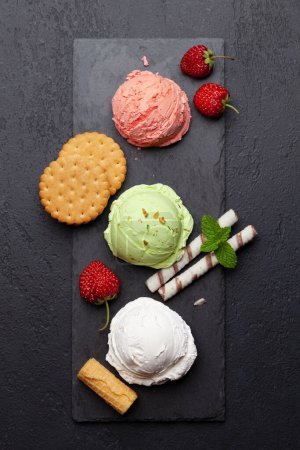 Foto de Varios helados. Fresa, pistacho y helado de vainilla. Puesta plana - Imagen libre de derechos