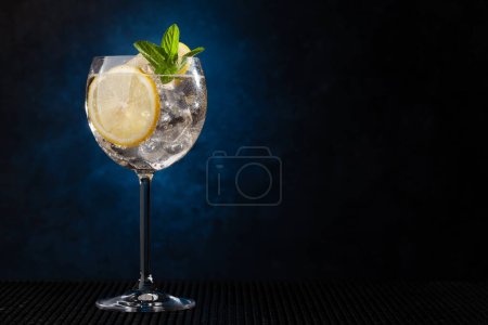 Téléchargez les photos : Cocktail tonique gin sur fond sombre avec espace de copie - en image libre de droit