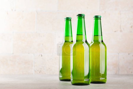 Téléchargez les photos : Trois bouteilles de bière. Avec espace de copie - en image libre de droit