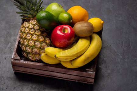 Foto de Caja de madera llena de frutas saludables alimentos - Imagen libre de derechos