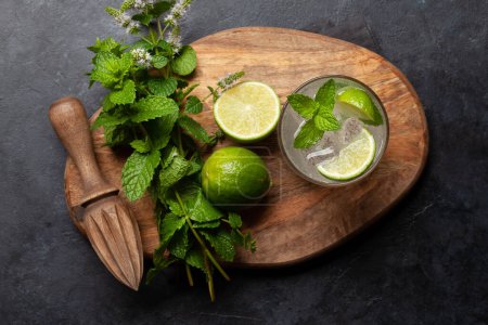 Foto de Mojito coctel ingredientes y bebidas utensilios. En la mesa de piedra plana laico - Imagen libre de derechos