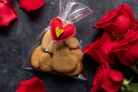 Téléchargez les photos : Carte Saint-Valentin avec biscuits en forme de coeur, fleurs roses et coffret cadeau. Pose plate - en image libre de droit