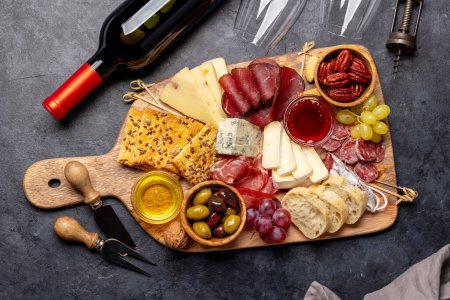 Téléchargez les photos : Antipasto au prosciutto, salami, craquelins, fromage, olives et noix. Pose plate - en image libre de droit