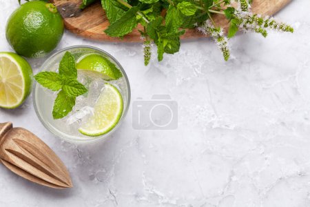 Téléchargez les photos : Mojito ingrédients de cocktail et boissons ustensiles. Sur la table en pierre plat couché avec espace de copie - en image libre de droit