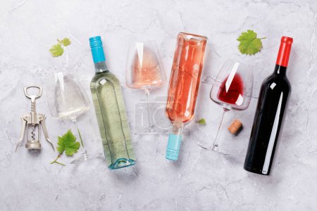 Téléchargez les photos : Bouteilles et verres de vin blanc, rose et rouge. Pose plate - en image libre de droit