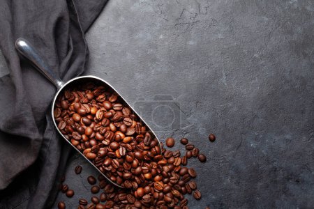 Foto de Granos de café tostados en primicia. Piso puesto en la mesa de piedra con espacio de copia - Imagen libre de derechos
