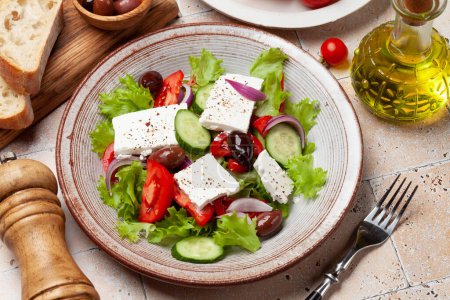 Foto de Ensalada griega con verduras frescas y queso feta - Imagen libre de derechos
