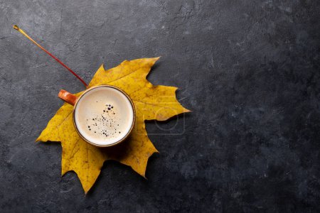 Foto de Taza de café y hojas de otoño. Piso con espacio de copia - Imagen libre de derechos