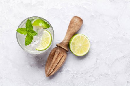 Téléchargez les photos : Mojito ingrédients de cocktail et boissons ustensiles. Sur la table en pierre plat couché avec espace de copie - en image libre de droit