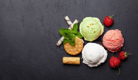 Foto de Varios helados. Fresa, pistacho y helado de vainilla. Piso con espacio de copia - Imagen libre de derechos