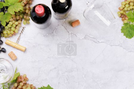 Téléchargez les photos : Verres et bouteilles de vin blanc, rose et rouge. Pose plate avec espace de copie - en image libre de droit