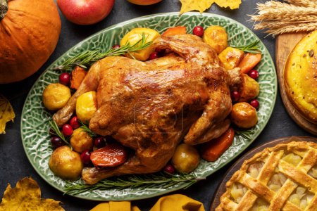 Dinde de Thanksgiving, tarte aux pommes et pain à la citrouille sur table rustique. Pose plate