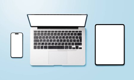 Téléchargez les photos : Laptop, tablet and smartphone with blank screen on blue background. Flat lay with copy space - en image libre de droit