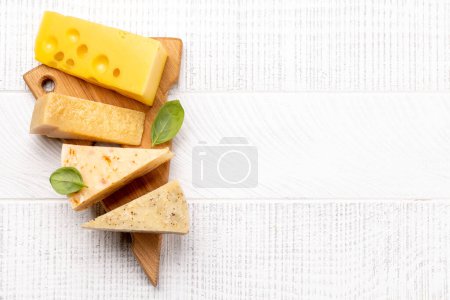 Téléchargez les photos : Various cheese on board. Flat lay with copy space - en image libre de droit