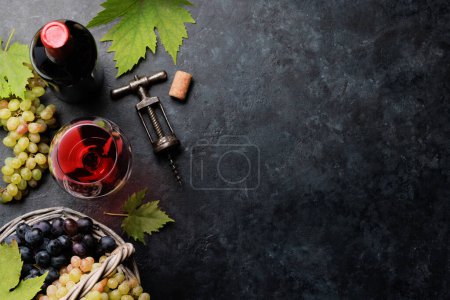 Foto de Copa de vino tinto y uva en cesta. Piso con espacio de copia - Imagen libre de derechos