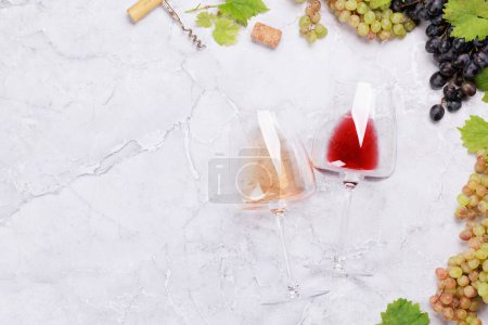 Foto de Blanco, rosa y copas de vino tinto y uva. Puesta plana - Imagen libre de derechos