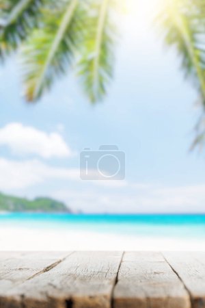 Foto de Mesa de madera vacía o muelle con playa soleada y mar sobre fondo. Con espacio de copia para su producto - Imagen libre de derechos