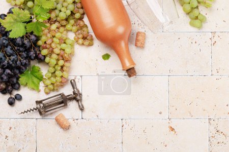 Foto de Wine bottle, grape and glass. Flat lay with copy space - Imagen libre de derechos