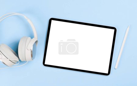 Téléchargez les photos : Tablette avec écran blanc. Pose plate avec espace de copie - en image libre de droit