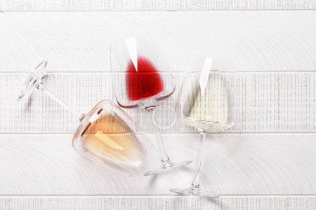 Téléchargez les photos : Verres à vin blanc, rose et rouge. Pose plate avec espace de copie - en image libre de droit