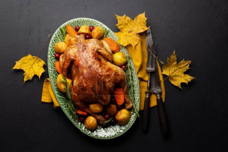 Téléchargez les photos : Dinde de Thanksgiving sur table rustique. Pose plate - en image libre de droit