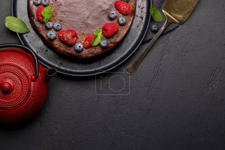 Foto de Chocolate cake dessert with fresh berries. Flat lay with copy space - Imagen libre de derechos