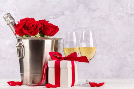Téléchargez les photos : Carte Saint Valentin avec champagne, fleurs roses et coffret cadeau. Avec espace pour vos salutations - en image libre de droit