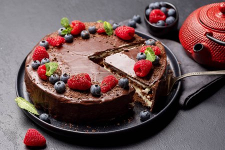 Foto de Chocolate cake dessert with fresh berries - Imagen libre de derechos
